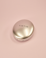 Imazh i fondatinës TIRTIR Mask Fit Aura Silver Cushion (15gr). Fondatina ofron mbulim të lartë me përfundim natyral/shkëlqyes (Aura), qëndron deri në 32 orë dhe ka mbrojtje SPF30 PA++. Përmban Acid Hialuronik për hidratim.