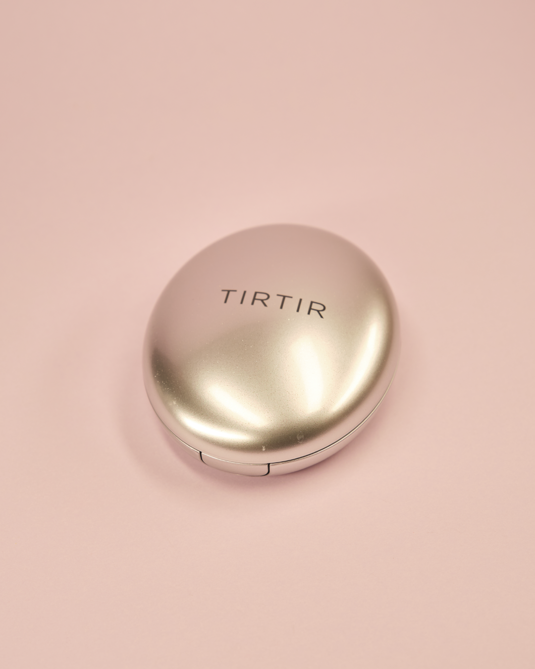 Imazh i fondatinës TIRTIR Mask Fit Aura Silver Cushion (15gr). Fondatina ofron mbulim të lartë me përfundim natyral/shkëlqyes (Aura), qëndron deri në 32 orë dhe ka mbrojtje SPF30 PA++. Përmban Acid Hialuronik për hidratim.